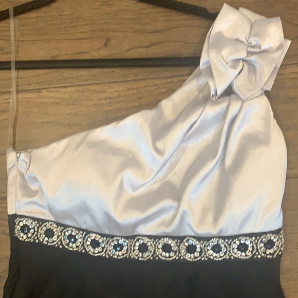 Le chateau Dress - Picture 3 of 5